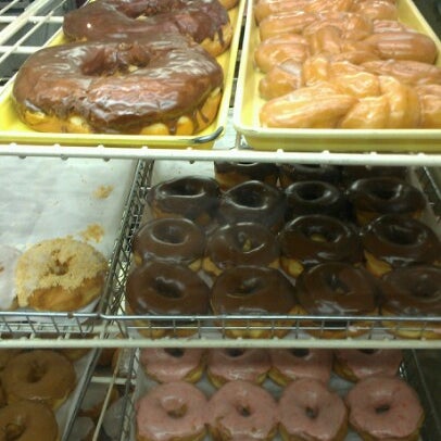 9/25/2012 tarihinde Ronald P.ziyaretçi tarafından Dat Donut'de çekilen fotoğraf