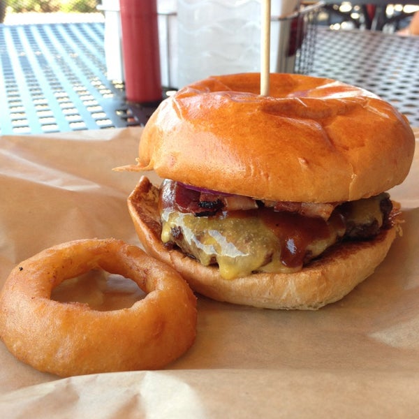 7/2/2013에 Brian H.님이 Juicy Burgers &amp; Dogs에서 찍은 사진