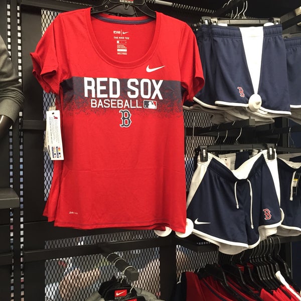 รูปภาพถ่ายที่ Red Sox Team Store โดย Berrin M. เมื่อ 10/7/2018