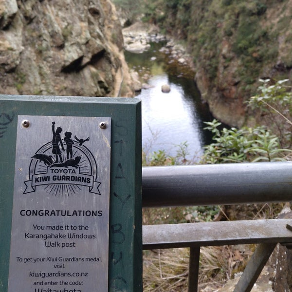 Штора в дубае в тюрьме. Windows 10 hero 4k. Виндовс 98 аниме. Виндовс 98 аниме обои. Виртуальная галерея.