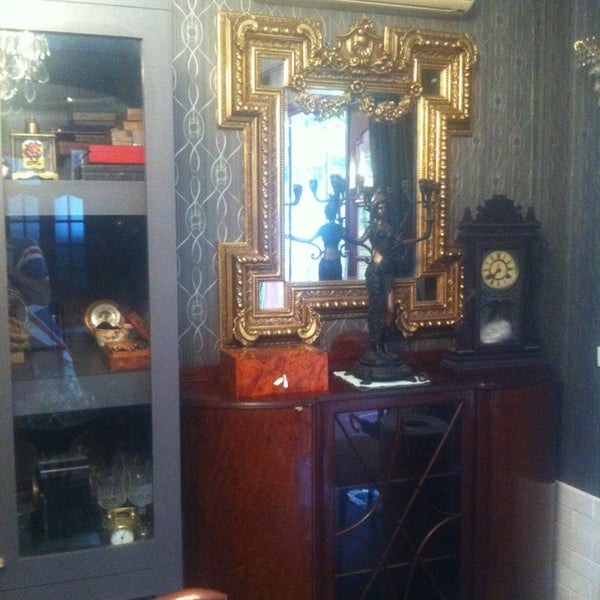 9/27/2013에 David C.님이 Villa Royale Antiques &amp; Tea Room에서 찍은 사진