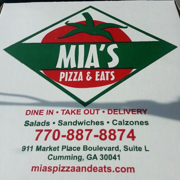 Photo prise au Mia&#39;s Pizza &amp; Eats par DMoe W. le10/4/2013