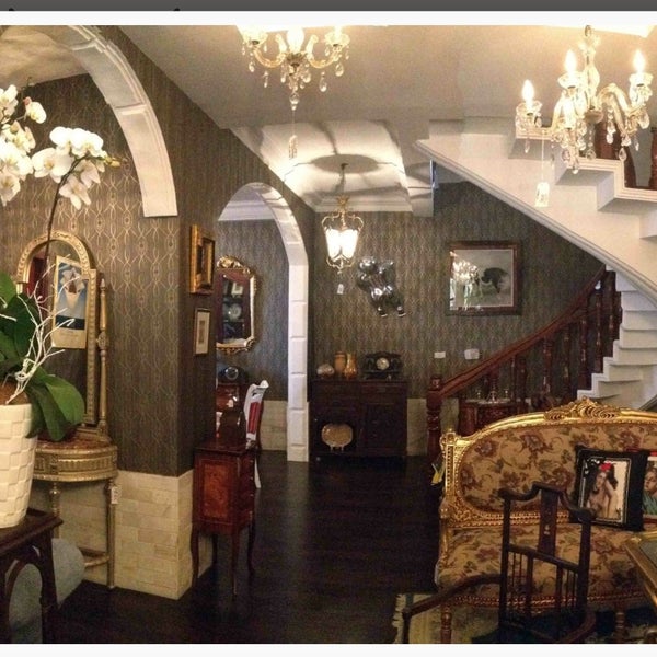 Foto tomada en Villa Royale Antiques &amp; Tea Room  por Villa Royale Antiques &amp; Tea Room el 9/28/2013