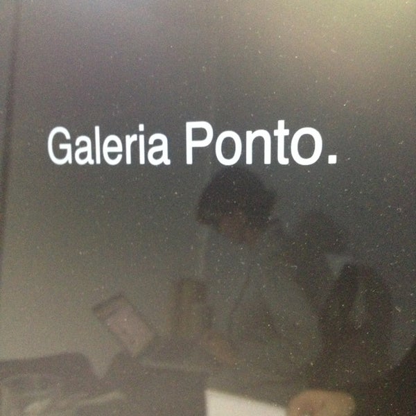 Foto tirada no(a) Galeria Ponto. por Patrícia C. em 8/1/2013
