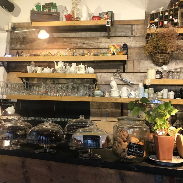 Photo prise au LuLu Home Interior &amp; Café par Amal M. le11/8/2017