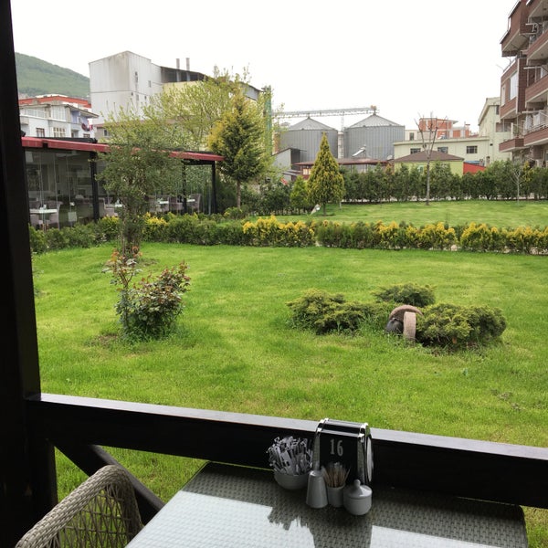 Foto diambil di Yeşiloğlu Restaurant oleh Burak K. pada 4/19/2017