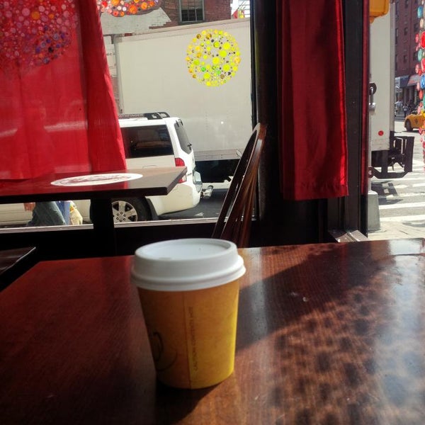 รูปภาพถ่ายที่ East Harlem Cafe โดย Tato T. เมื่อ 6/13/2014