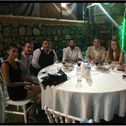 Das Foto wurde bei Tepe Tesisleri Cafe Restaurant Kır Düğün Salonu von Özlem K. am 9/10/2017 aufgenommen