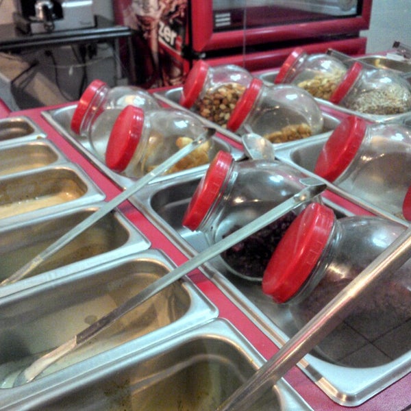 Foto scattata a SUND Snack &amp; Salads da Poncho C. il 3/20/2014