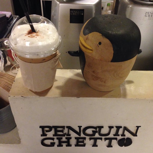 Foto tirada no(a) Penguin Ghetto por Pass A. em 7/24/2016