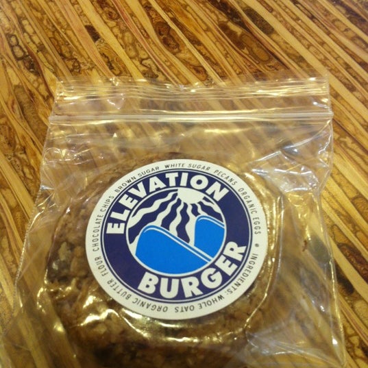 Foto scattata a Elevation Burger da Nadlicious E. il 12/3/2012