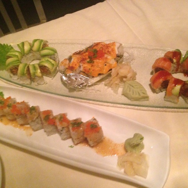 Foto tirada no(a) Uptown Sushi por Nadlicious E. em 10/2/2014