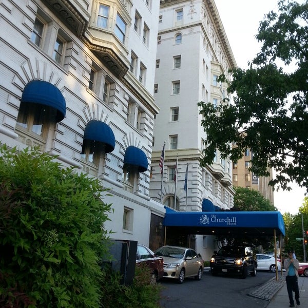 Foto scattata a Churchill Hotel Near Embassy Row da Mary Carol B. il 5/16/2014