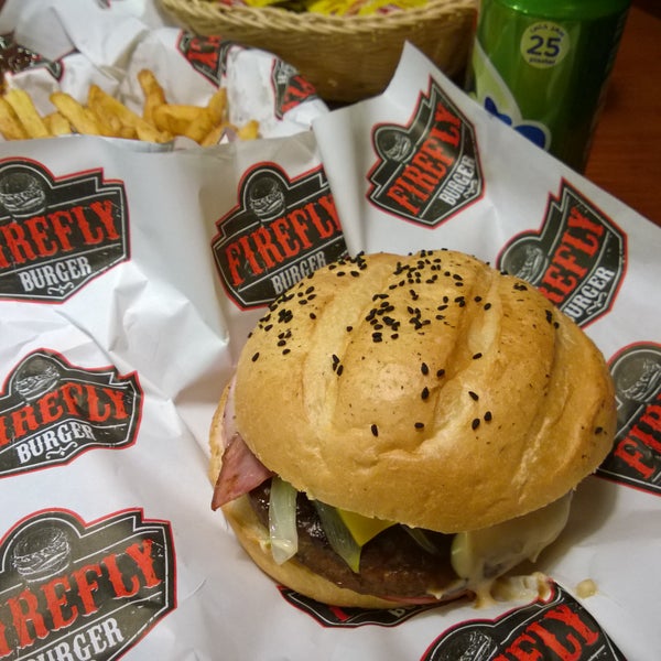 Foto tirada no(a) Firefly Burger por Dogan L. em 11/18/2016