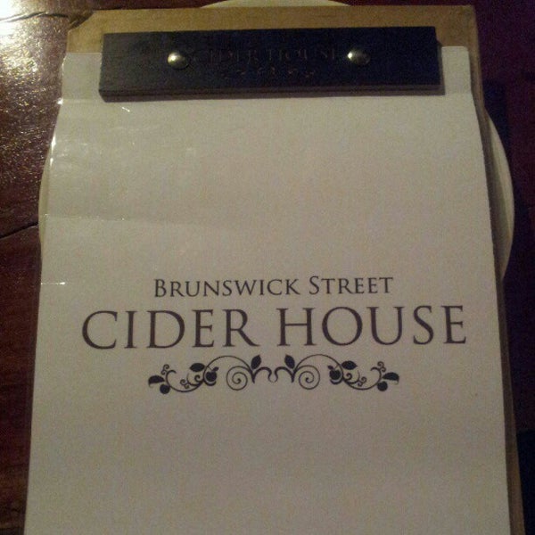 Foto diambil di Brunswick Street Cider House oleh Tammy N. pada 12/6/2012