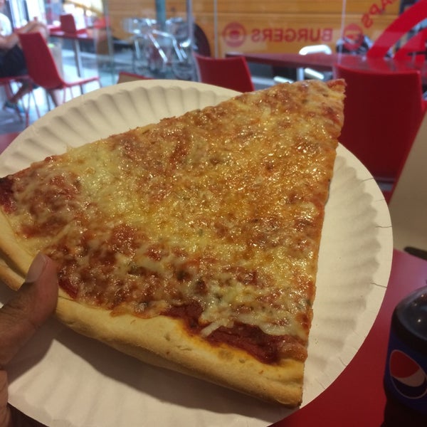 9/6/2014にEbrahim A.がFamous Amadeus Pizzaで撮った写真