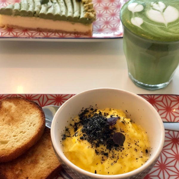 รูปภาพถ่ายที่ Umami Matcha Café โดย Julie B. เมื่อ 3/16/2019