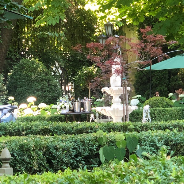 Foto diambil di Sabaneev Gourmet Garden oleh Julie B. pada 6/28/2020