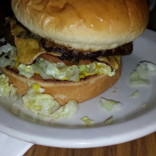 Снимок сделан в Brownie&#39;s Hamburger Stand пользователем Darlene S. 11/24/2013