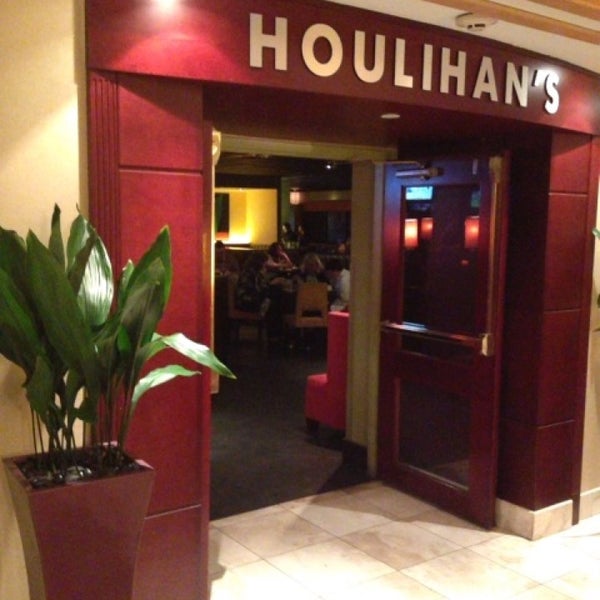 Photo taken at Houlihan&#39;s by 徘徊旅人  M. on 3/2/2013
