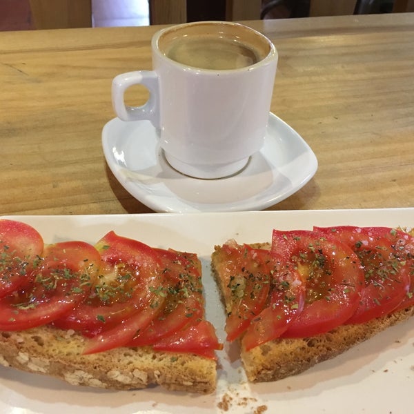 2€ breakfast: coffee & toast w/tomato