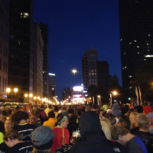 รูปภาพถ่ายที่ Nationwide Children&#39;s Hospital Columbus Marathon &amp; 1/2 Marathon โดย Jen B. เมื่อ 10/20/2013