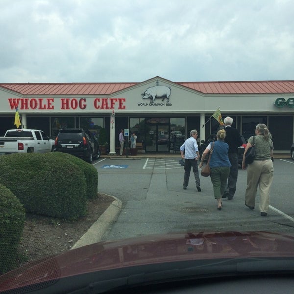 รูปภาพถ่ายที่ Whole Hog Cafe North Little Rock &amp; Catering โดย Jeff W. เมื่อ 6/5/2014