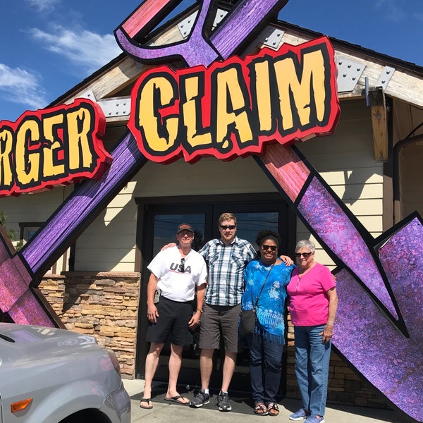 Photo taken at Burger Claim by Rosa S. on 7/9/2017