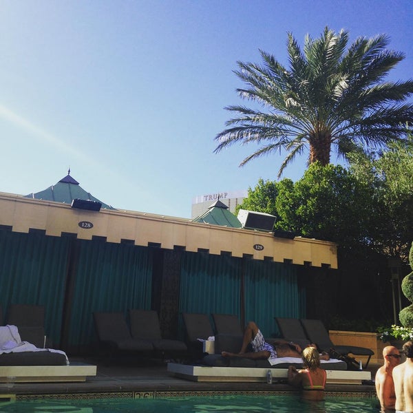 Das Foto wurde bei Azure Luxury Pool (Palazzo) von Becca B. am 8/8/2015 aufgenommen