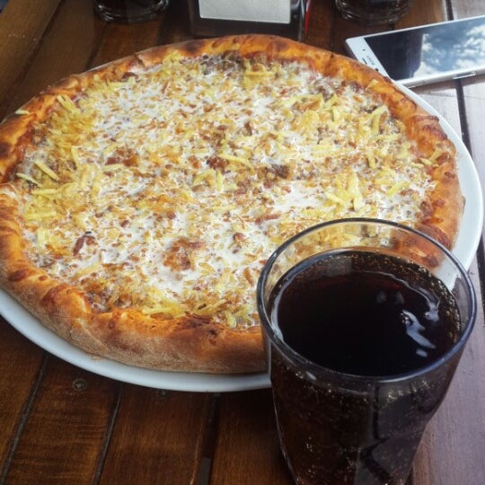 Foto tomada en Bronzo Pizza  por Rabia Ö. el 5/2/2015