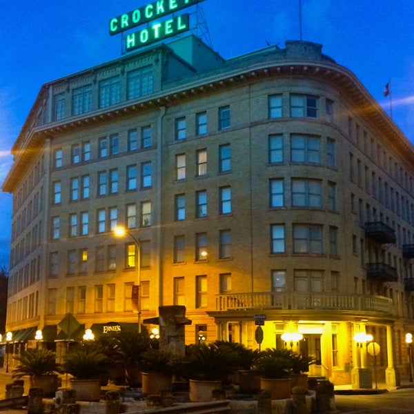 Foto tirada no(a) The Historic Crockett Hotel por Steve B. em 7/22/2015