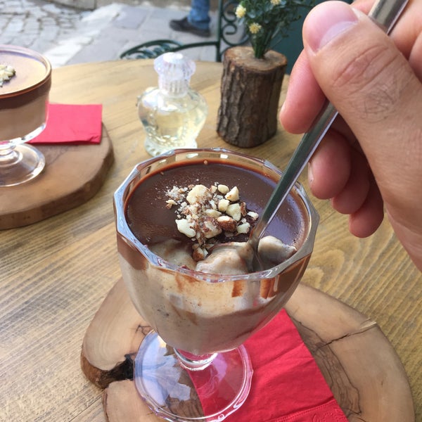 Photo prise au Macaron Çikolata &amp; Kahve par Ferdi K. le8/8/2020