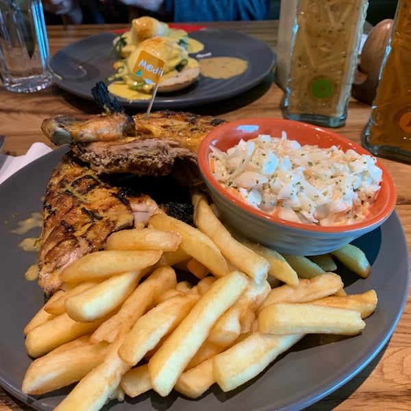 รูปภาพถ่ายที่ Nando&#39;s โดย Simónir G. เมื่อ 6/13/2019