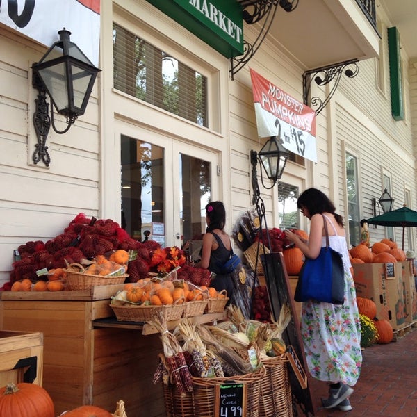 รูปภาพถ่ายที่ The Fresh Market โดย Kevin H. เมื่อ 10/10/2013