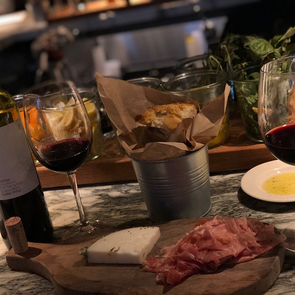 5/21/2018 tarihinde Joanna S.ziyaretçi tarafından Barcelona Wine Bar RiNo'de çekilen fotoğraf