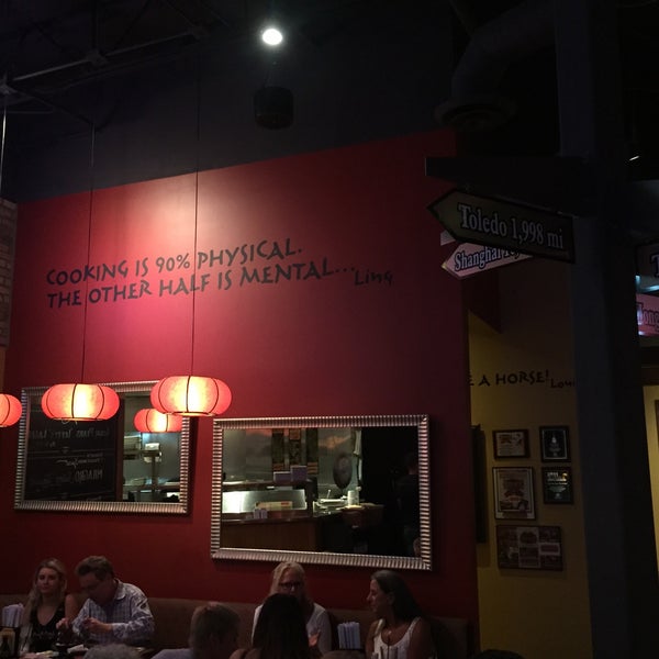 7/21/2015 tarihinde Joanna S.ziyaretçi tarafından Ling &amp; Louie&#39;s Asian Bar and Grill'de çekilen fotoğraf