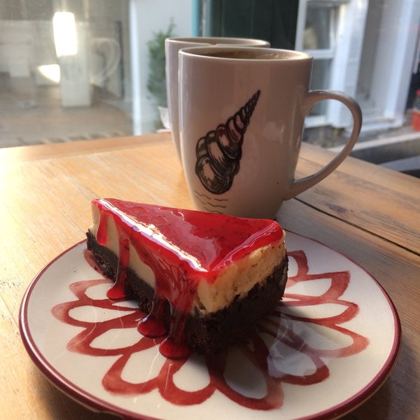 Foto tomada en Kropka Coffee&amp;Bakery  por Özge Nur Ö. el 2/13/2018