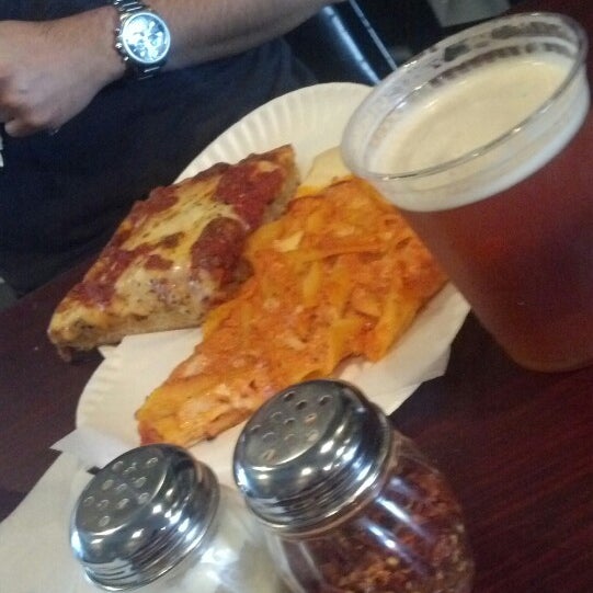 5/24/2013 tarihinde Lester O.ziyaretçi tarafından Brooklyn Boyz Pizza'de çekilen fotoğraf