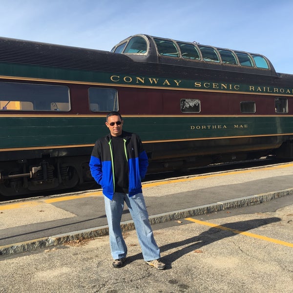 Foto diambil di Conway Scenic Railroad oleh Zaw T. pada 11/4/2017