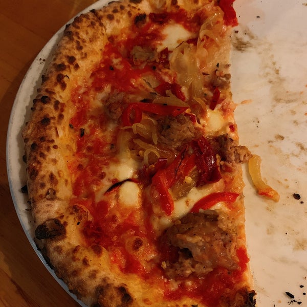 Photo prise au Tutta Bella Neapolitan Pizzeria par Aya Z. le10/5/2019