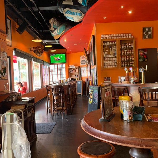 Foto tirada no(a) Legends Sports Bar &amp; Grill por Aya Z. em 6/8/2019