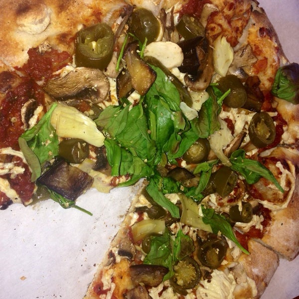 3/7/2014にNatalie T.がCustom Built Pizzaで撮った写真