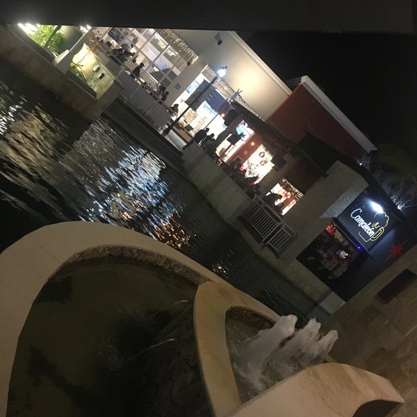รูปภาพถ่ายที่ La Isla Acapulco Shopping Village โดย Noямаи УС F. เมื่อ 12/24/2019