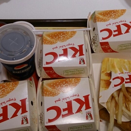 Kfc 3. Кфс фасад здания. Kfc 3. Твистер deluxe kfc. Кфс экстерьер.