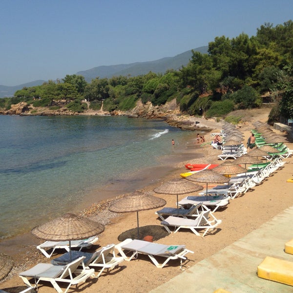 รูปภาพถ่ายที่ Rainbow Bay Özdere / Beach Hotel Restaurant โดย Fâtih T. เมื่อ 9/19/2015
