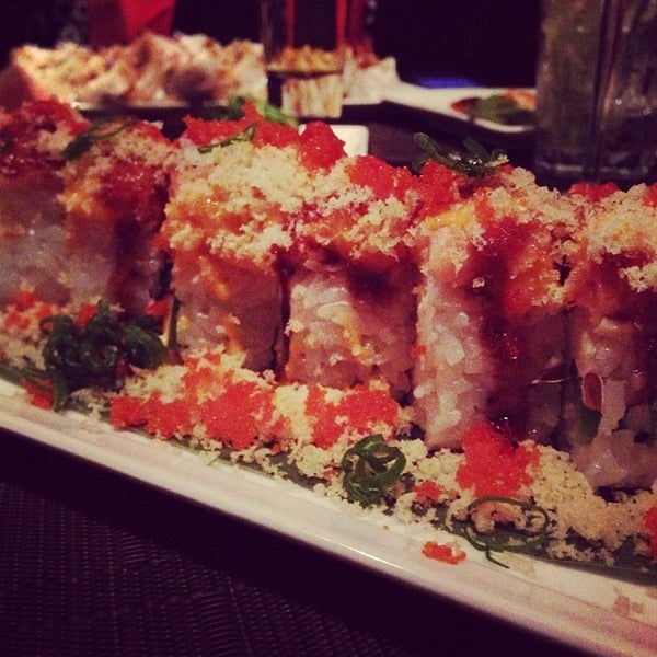 Foto scattata a Wasabi: Sushi Bar &amp; Asian Bistro da Clayton H. il 12/28/2013