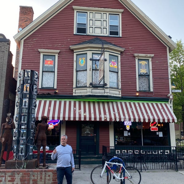 Essex St Pub West Side 530 Rhode Island St