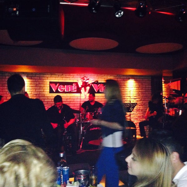 รูปภาพถ่ายที่ Veni Vidi โดย KEREM Y. เมื่อ 5/2/2015