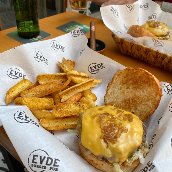 Foto scattata a EVDE Burger - PUB da Ebru E. il 10/2/2021