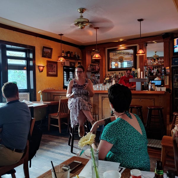 รูปภาพถ่ายที่ The Black Sheep Pub &amp; Restaurant โดย Kim B. เมื่อ 7/31/2019